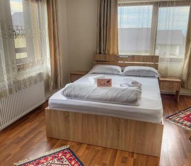 Giulesti House | Cozy Casa Vădeanu: Pet-Friendly Retreat with Great Reviews