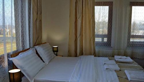 Giulesti House | Cozy Casa Vădeanu: Pet-Friendly Retreat with Great Reviews