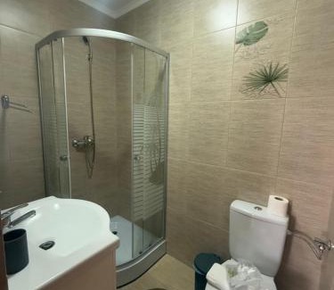 Giulesti House | Cozy Casa Vădeanu: Pet-Friendly Retreat with Great Reviews