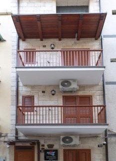 Gela House | Oceanfront Family Retreat at CASA VACANZA A 2 Passi
