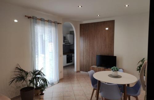 Nurachi Apartment | Oceanfront Getaway at Casa vacanza da Chicco e Dani