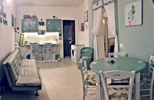 Gioia Tauro House | Discover Casa Vacanze: Family-Friendly Rose House Retreat