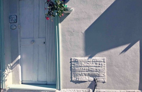 Gioia Tauro House | Discover Casa Vacanze: Family-Friendly Rose House Retreat