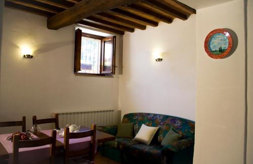 Piegaro House | Discover Casa Vacanze Il Piccolo Noce: Pet Friendly Retreat