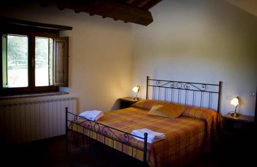 Piegaro House | Discover Casa Vacanze Il Piccolo Noce: Pet Friendly Retreat