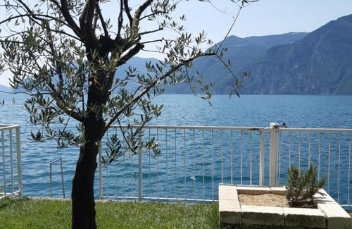 Marone House | Relax at Casa Vacanze La Gabbianella with Beachfront Views