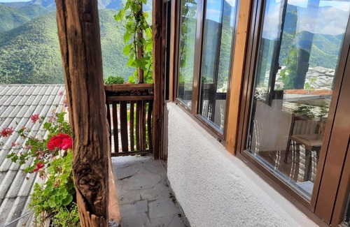 Andagna Apartment | Pet-Friendly Retreat: Casa Vacanze La Mezzaluna at 9.3/10