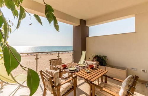Scoglitti Apartment | Idyllic Casa Vacanze Sole e Sabbia with Oceanfront Views