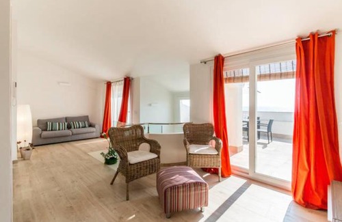 Scoglitti Apartment | Idyllic Casa Vacanze Sole e Sabbia with Oceanfront Views