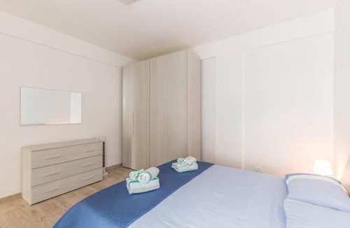 Scoglitti Apartment | Idyllic Casa Vacanze Sole e Sabbia with Oceanfront Views