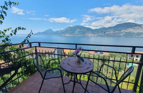 Magugnago Apartment | Oceanfront Casa Valenti: Guest Rated 8.9/10 for Families