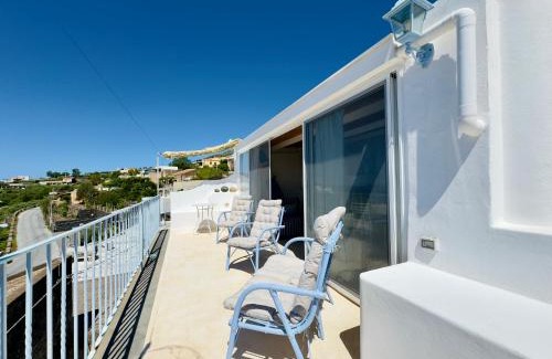 Leni House | Casa Ventalia, Appartamento Panoramico con Terrazza Vista Mare, Rinella, Salina