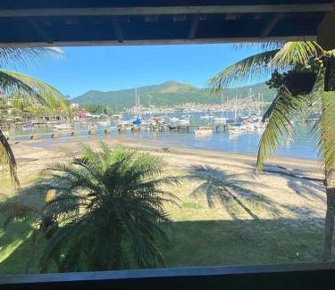 Marinas House | Casa Verde à Beira-Mar: Beachfront Oasis for Families & Pets