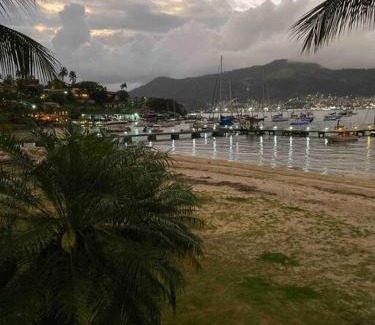 Marinas House | Casa Verde à Beira-Mar: Beachfront Oasis for Families & Pets