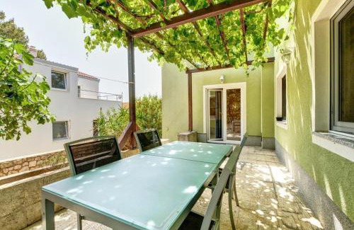 Artatore House | Casa Verde: Oceanfront Retreat with a 9/10 Guest Rating