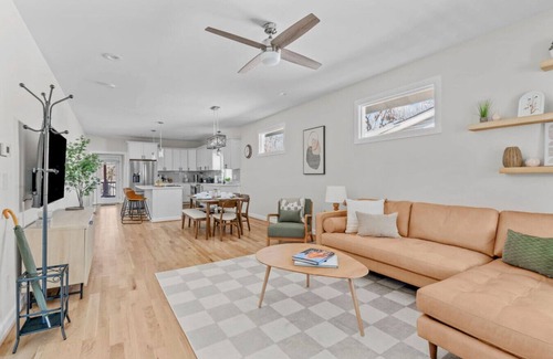 Durham House | Renovated Bungalow with King Bed & Hot Tub Near Duke