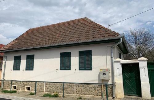Arpasu de Sus House | Elegant Casa Veronica with a Guest Rating of 9.2/10