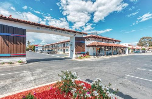 Port Hueneme Hotel | Experience Casa Via Mar Inn with Pool and Ocean Views