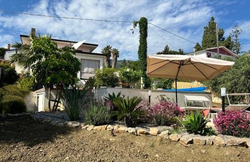 Salina Apartment | Pet-Friendly Casa Villea: Oceanfront Escape with Breakfast