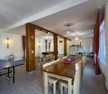 Nehoiu House | Casa Vio: Family-Friendly Retreat with Pool and Hot Tub