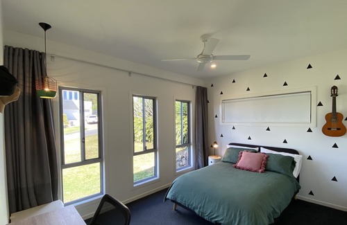 Reedy Creek House | CASA VISTA: Breathtaking Views with Pool & Office Space