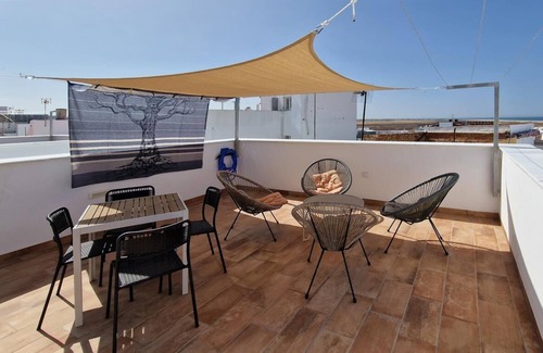 Conil de la Frontera City Center House | Casa Vistalsol: Modern Townhouse with Rooftop Views