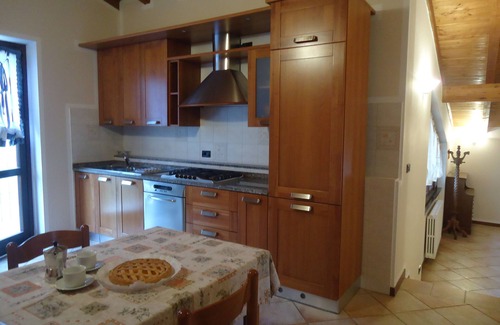Idro Apartment | Casa Vittoria: Ideal Lakefront Retreat for 5 Guests