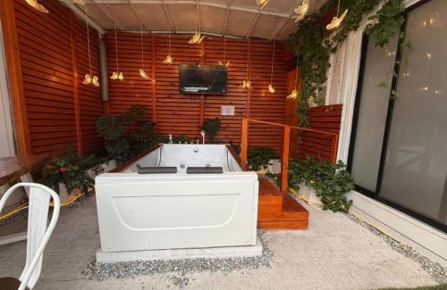 Villa Alemana House | Oceanfront Oasis: Casa H2o de BEEHOUSE with Pool & Hot Tub