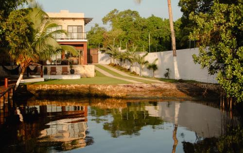 Othon P. Blanco Villa | Casa Xchel - Lujo frente a la Bahía piscina jacuzzi y deck