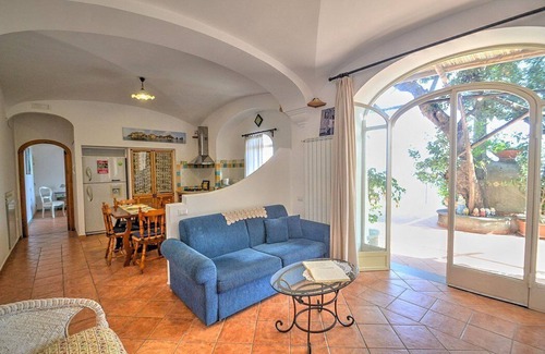 Positano House | Casa Zenia A: Hillside Apartment with Sea Views & Free Wi-Fi