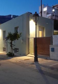 Loutraki House | Casa Zervos - Abode of Light with Family-Friendly Amenities