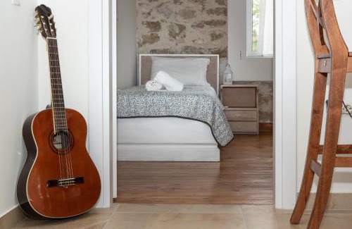 Loutraki House | Casa Zervos - Abode of Light with Family-Friendly Amenities