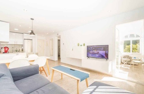 Torreblanca Apartment | Casablanca 2: Contemporary Apartment Near Top Attractions
