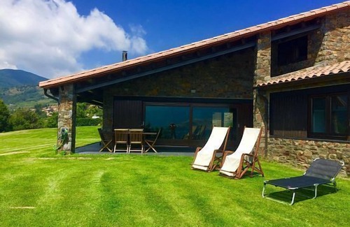 Campelles Cottage | CasaCampelles: Ideal Retreat for 12 with Ocean Views