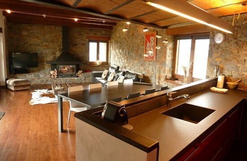 Campelles Ski Chalet | Pet-Friendly CasaCampelles for 8 with Ocean View & Spa