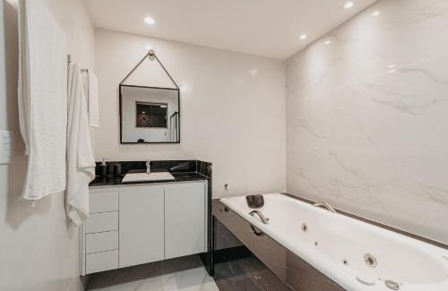 Anchieta House | Relaxing Oceanfront Retreat at Casadecastelhanos, 4 Suites