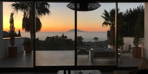 El Cuarton Apartment | Discover Casadosaguas: Oceanfront Escape with Pool & Pets