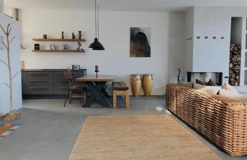El Cuarton Apartment | Discover Casadosaguas: Oceanfront Escape with Pool & Pets