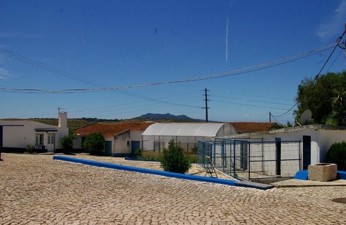 Carvoeira Apartment | Welcoming Casal Alentejano with Kitchen Amenities