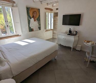 San Benedetto di Lugana Bed & Breakfast | Exceptional Casal del Pigno: Oceanfront Oasis with Pool