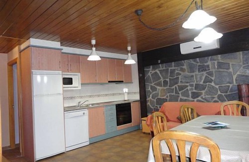 Puyarruego Cottage | Top-Rated Lardies House: Family-Friendly with Kitchen Access