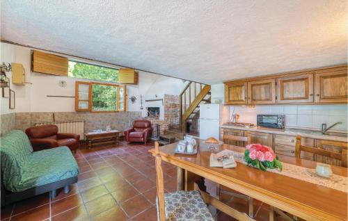 Loro Ciuffenna Apartment | Budget-Friendly Retreat at Casale 1 with Pool & Pets Welcome
