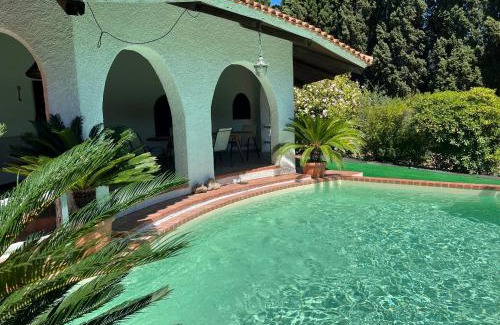 Sarroch Villa | Beachside Villa with Pool - Casale al mare Awaits You!
