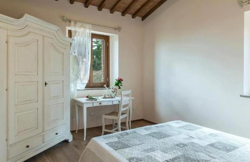 Volterra Apartment | Idyllic Casale con Vista Colline with Oceanfront Pool