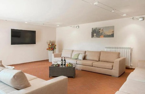 Volterra Apartment | Idyllic Casale con Vista Colline with Oceanfront Pool