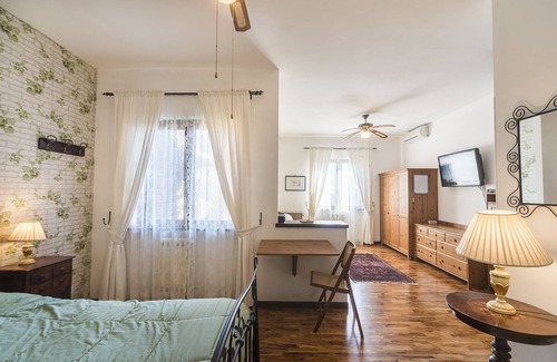Zona LIII Tomba di Nerone Bed & Breakfast | Cozy Casale dell'Insugherata B&B with Hot Tub & Breakfast