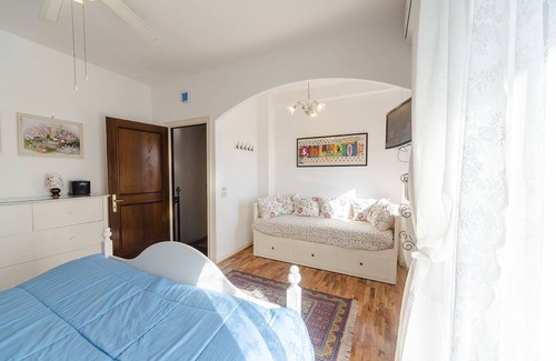 Zona LIII Tomba di Nerone Bed & Breakfast | Cozy Casale dell'Insugherata B&B with Hot Tub & Breakfast