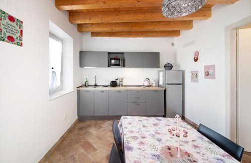 Caprino Veronese Apartment | Inviting Casale la Coccinella Lavanda - 9/10 Guest Rated