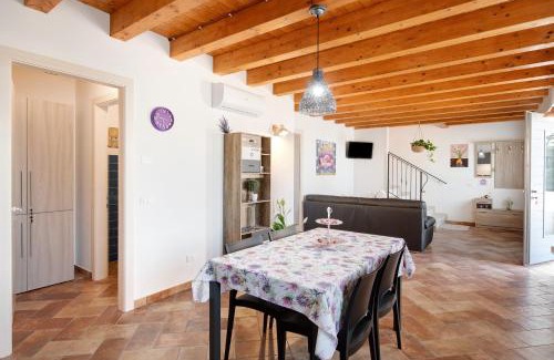 Caprino Veronese Apartment | Inviting Casale la Coccinella Lavanda - 9/10 Guest Rated