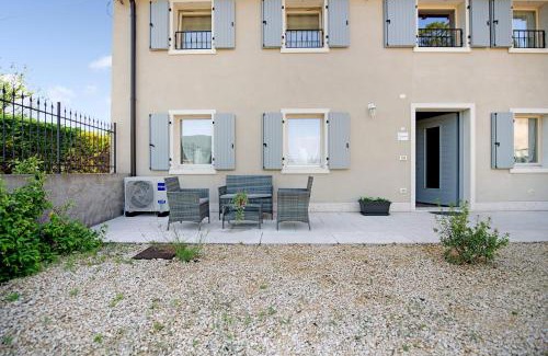 Caprino Veronese Apartment | Inviting Casale la Coccinella Lavanda - 9/10 Guest Rated